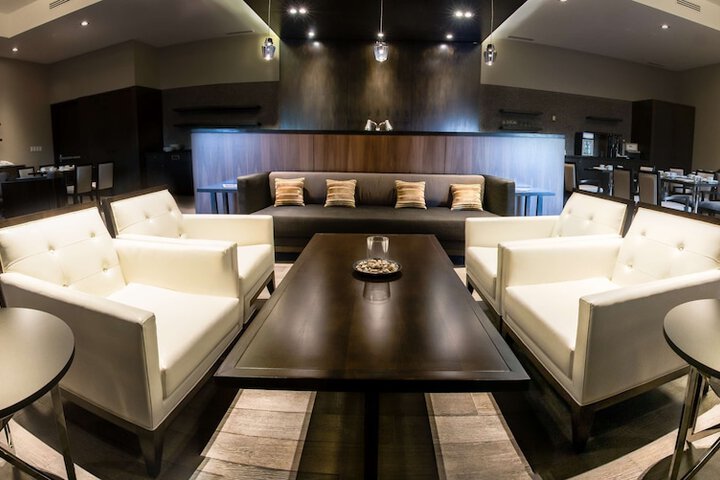 Lounge 93 of 101