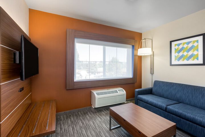 Holiday Inn Express & Suites Oroville Lake by IHG