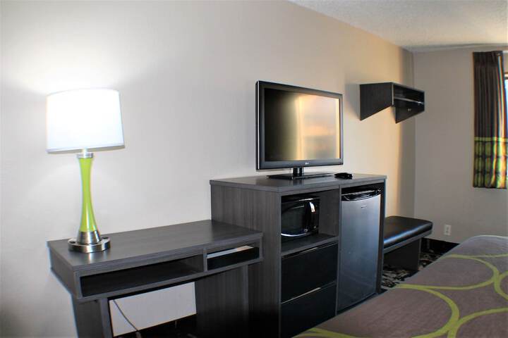 Room 8 of 12