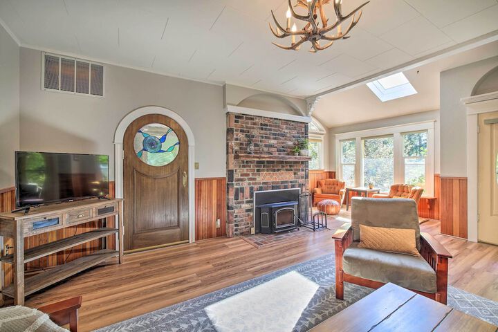 Cozy black Bear Retreat by Mount Rainier!