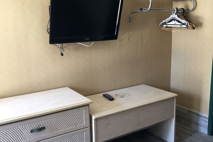 Room 12 of 16