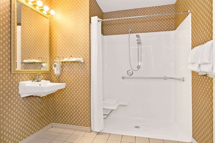 Room 6 of 16