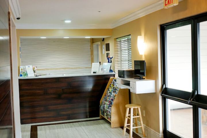 Howard Johnson by Wyndham Salinas