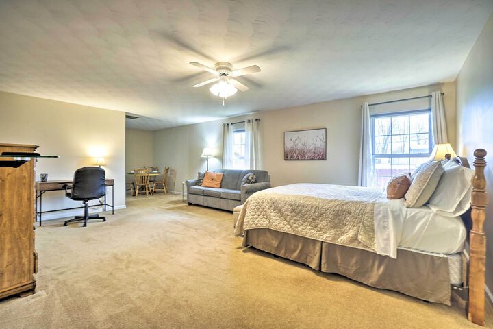 Delightful Tipp City Unit w / Covered Patio!