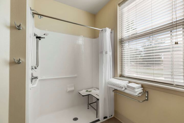 Room 6 of 28