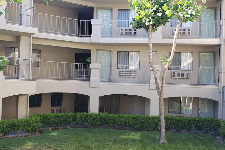 Hotel Exterior 14 of 15