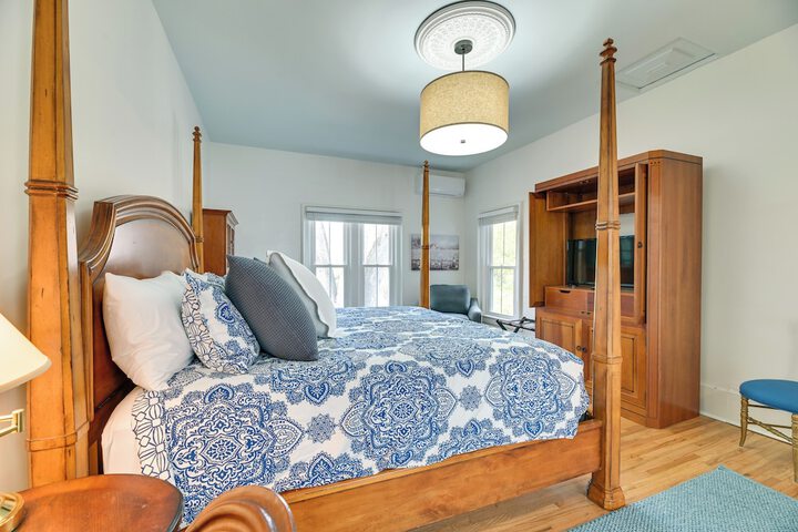 Spacious Naples Vacation Rental w / Private Hot Tub