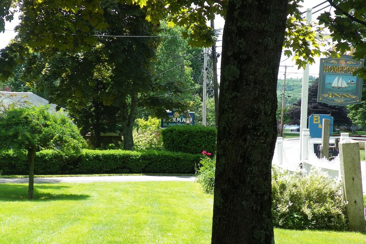 Homeport Inn and Tavern