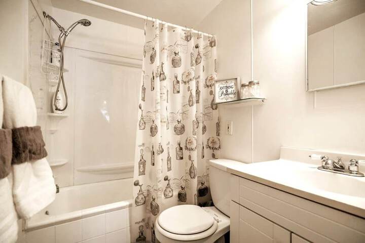 Automaniac Spot in the Heart of Pontiac 3 Beds 2 Baths