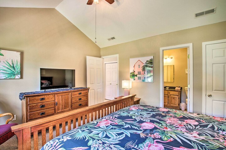 Cozy Ironton Cabin w / Shared Pool & Private Patio!