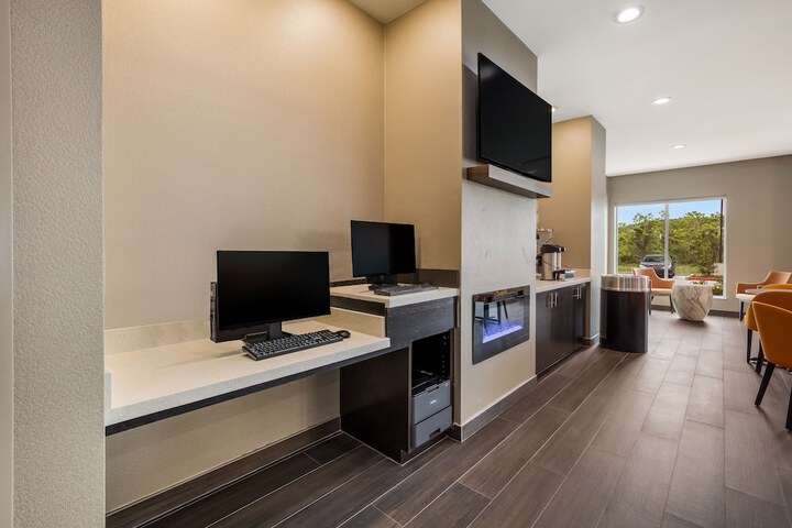 Business Center 23 of 23