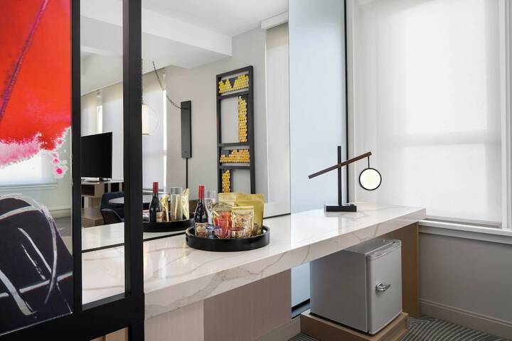 Glass Light Hotel & Gallery Autograph Collection