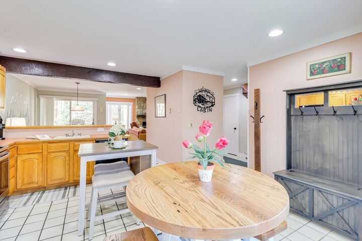Hike Golf & Explore: Pocono Pines Townhome