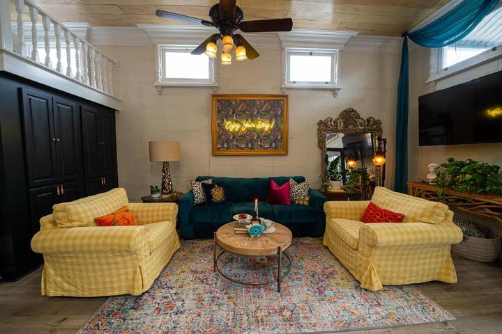 Chateau Royale Pet Friendly, on Bayou, Downtown!