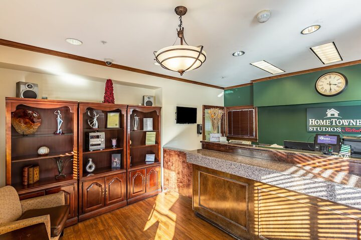 HomeTowne Studios by Red Roof Atlanta - Chamblee