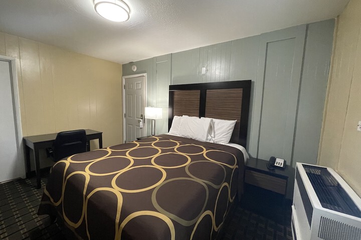 Room 14 of 28