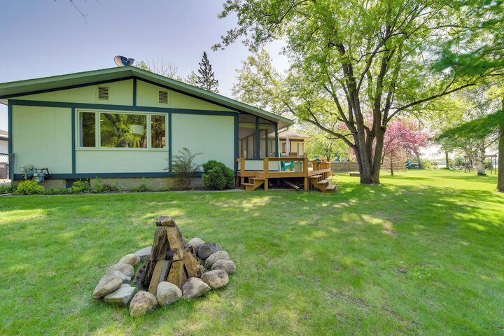 Home Rental on Detroit Lake: Dock Game Room!