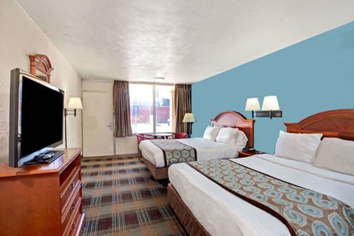 Super 8 by Wyndham Nashville / Dntn/ Opryland Area