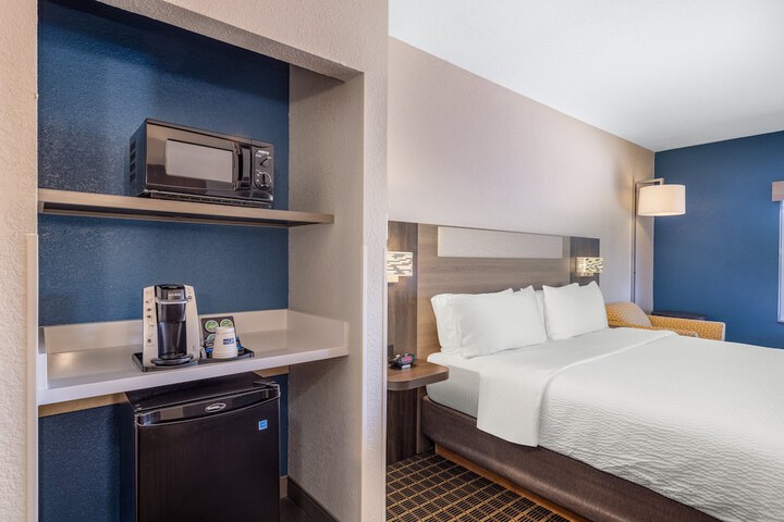 Holiday Inn Express Hotel & Suites Pittsburg by IHG