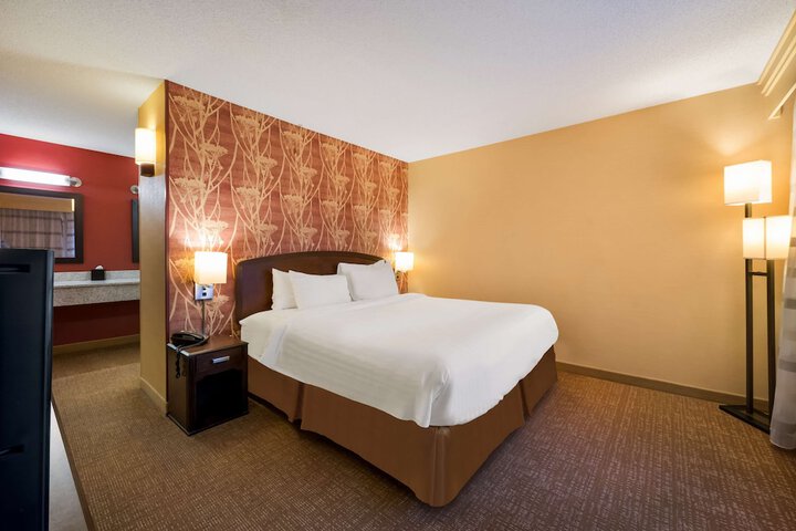 Room 32 of 48