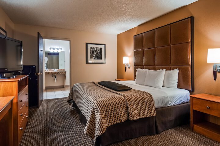 Room 7 of 12