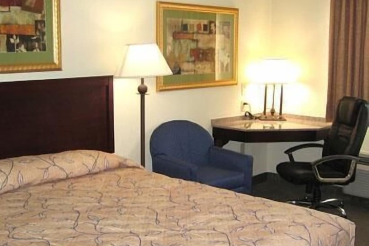 HomeTown Hotel Bryant