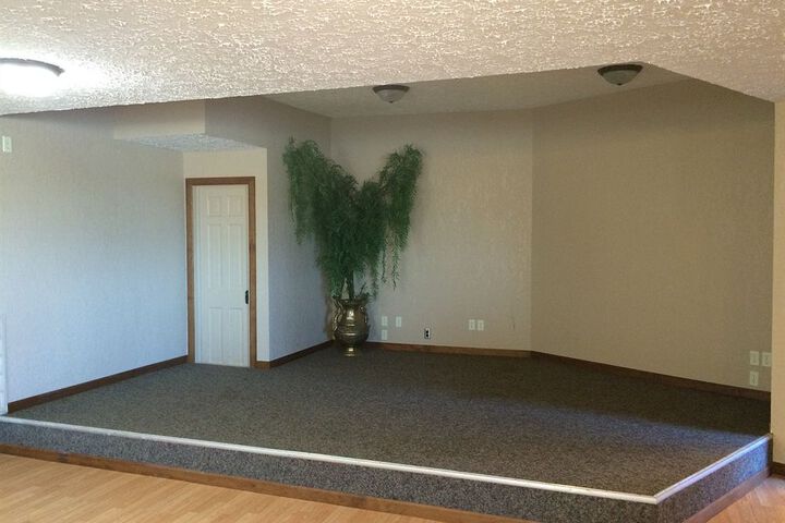 THE COUNTRY EDGE MOTEL
