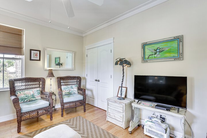 Lovely Carrabelle Home w / Lake Views & Pool Access