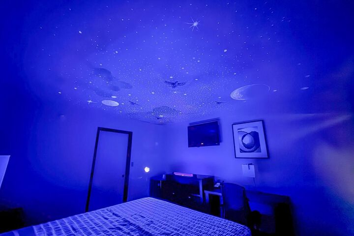 Room 10 of 18