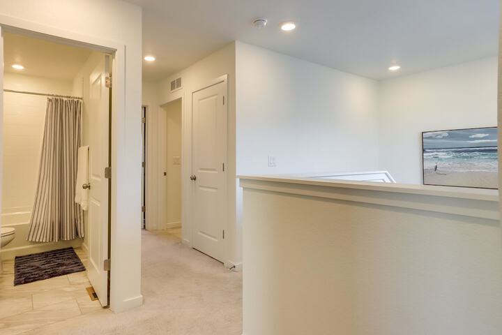 9 Mi to Airport: Commerce City Townhome w / Deck