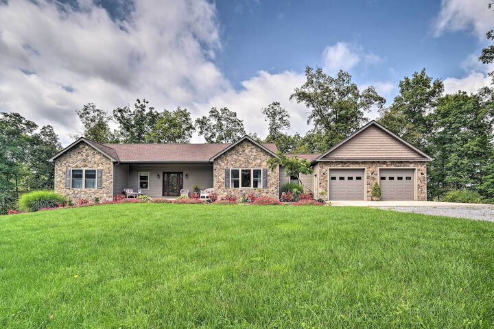 Family-friendly Retreat w / Deck in Cassville!