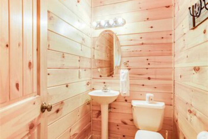 Big Bear Lodge Five Bedroom Home