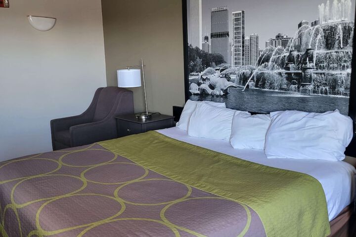 Super 8 by Wyndham Aurora / Naperville Area