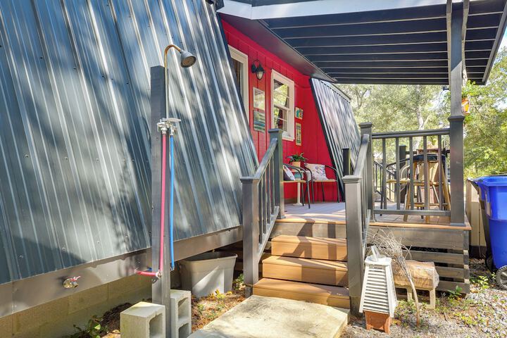 Oak Island Vacation Rental w / Decks Walk to Beach