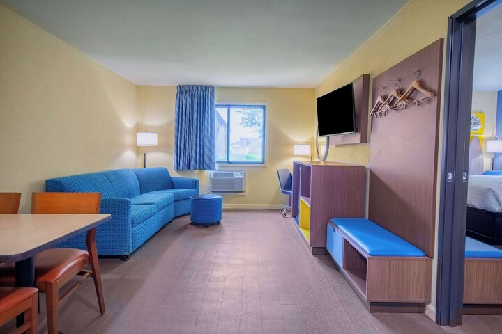 Days Inn & Suites by Wyndham Waterloo