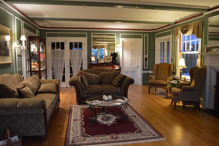 Lounge 75 of 85
