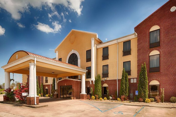 Best Western Plus Bass Hotel & Suites