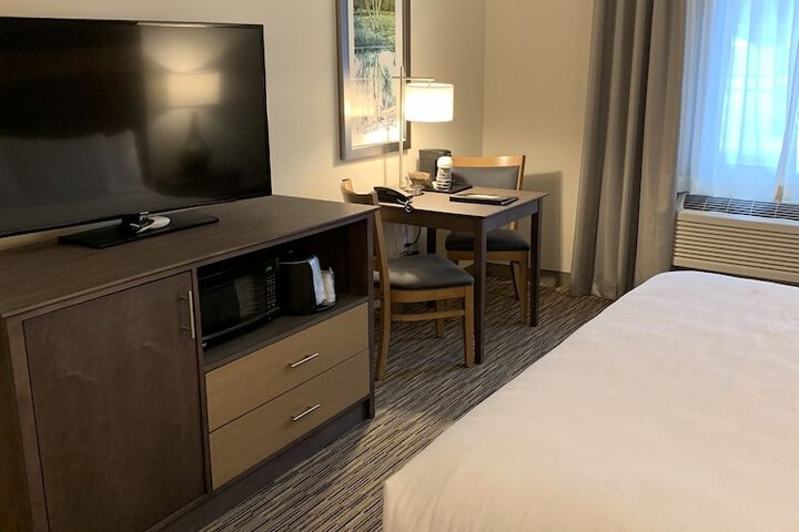 Little Crow Hotel & Conference Trademark by Wyndham