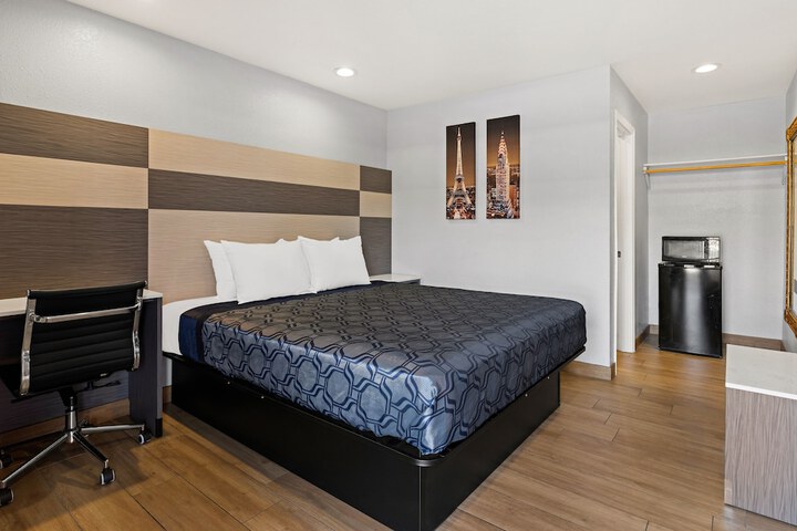 Room 10 of 30