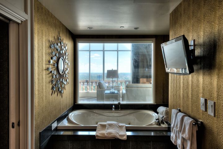 Hilton Niagara Falls / Fallsview Hotel & Suites