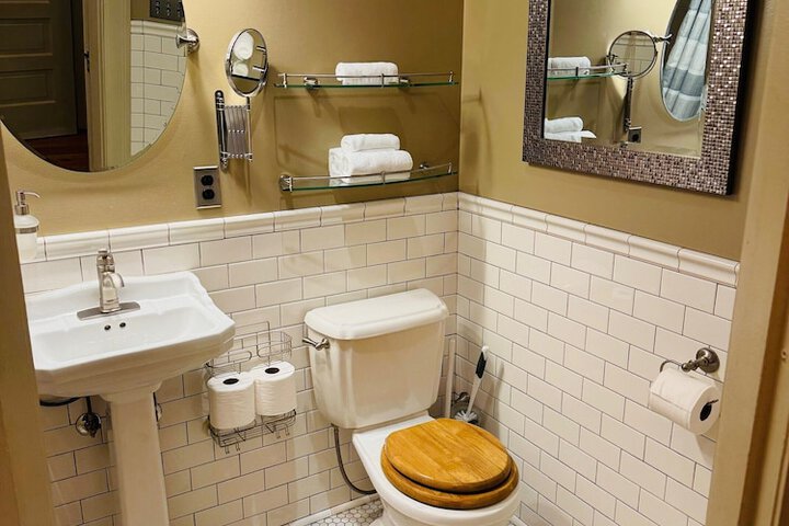 Room 32 of 54