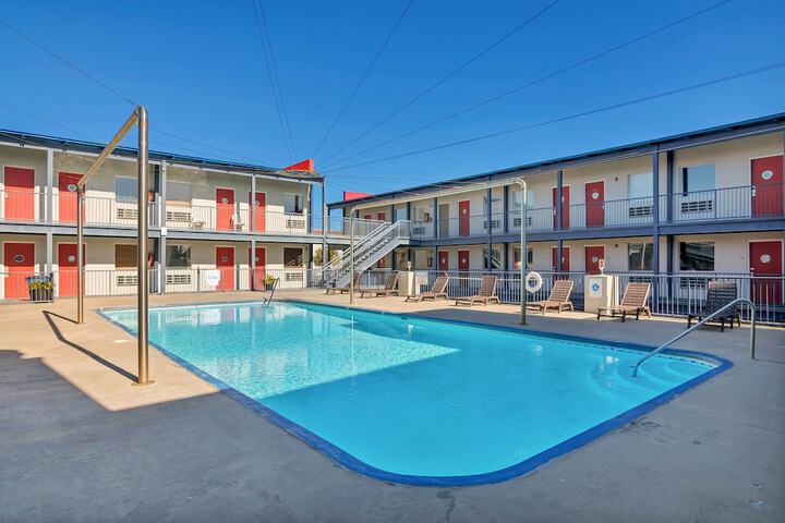 Sea & Breeze Hotel And Condo