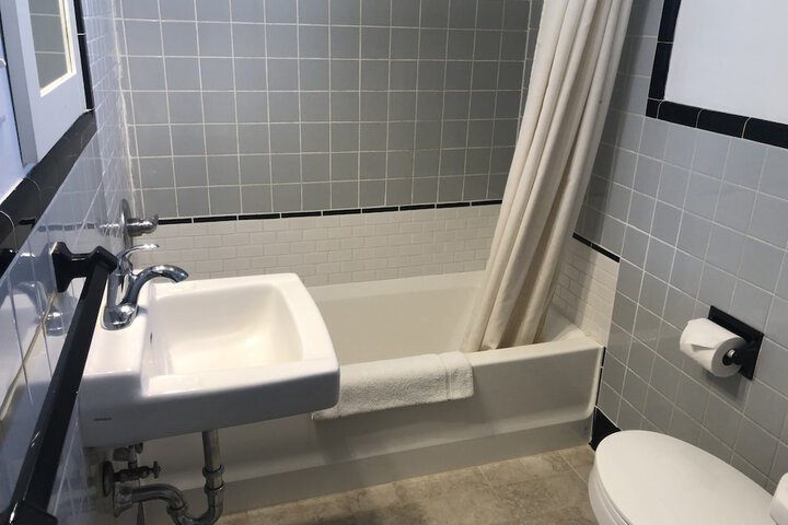 Room 17 of 34