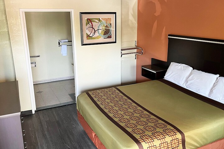 Room 14 of 28