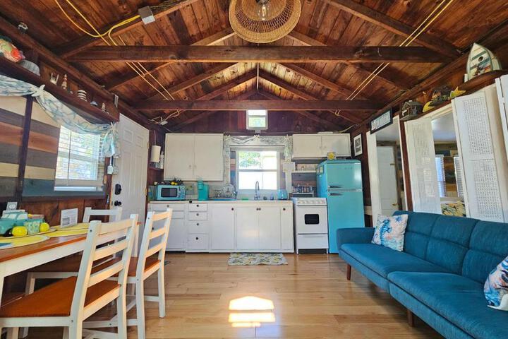 LemonDrop Lake-Front Cottage