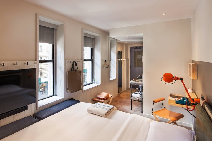 Room 33 of 59
