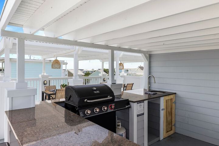 1 Block to Beach Newly Renovated 6bdr w / Rooftop Views Sand Dune by Avantstay