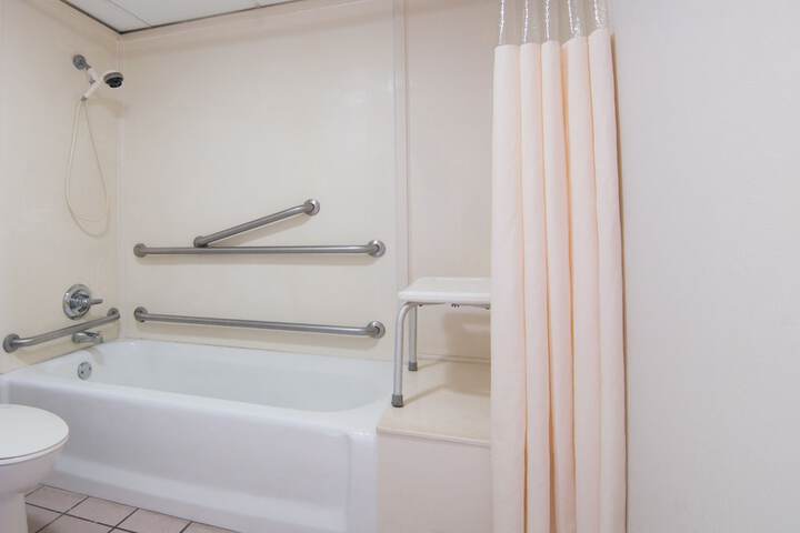 Days Inn & Suites by Wyndham Madisonville