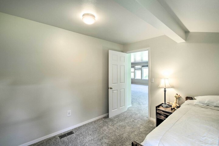 Spacious Family Home on Golf Course: Hike & Bike!