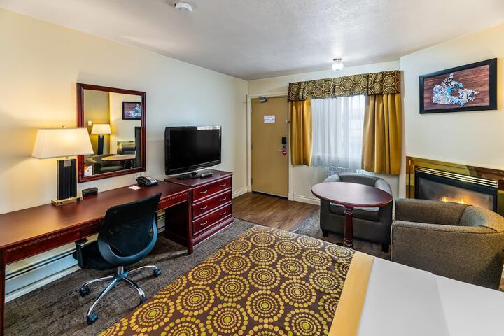 Econo Lodge Inn & Suites